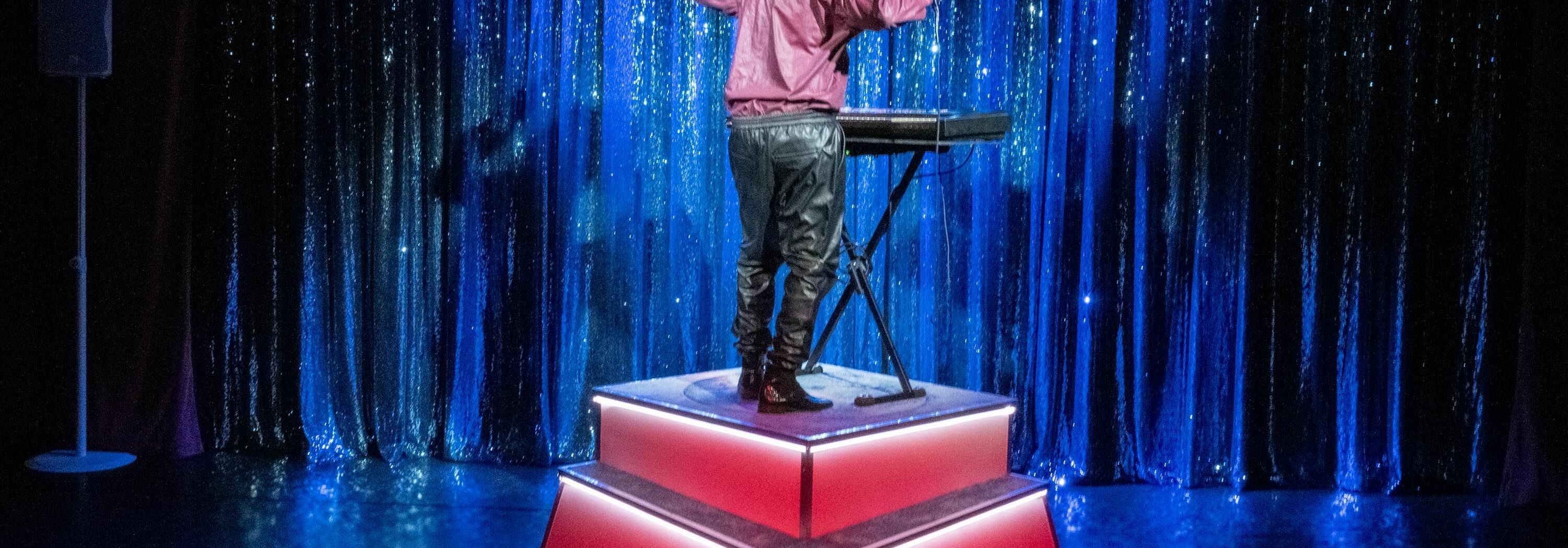 Afbeelding van de voorstelling: Een cd die tussen andere cd's ligt. Een blauwe cd met hier op een man met krullend haar en een blouse aan. Hierop staat zijn naam en de naam van de voorstelling.