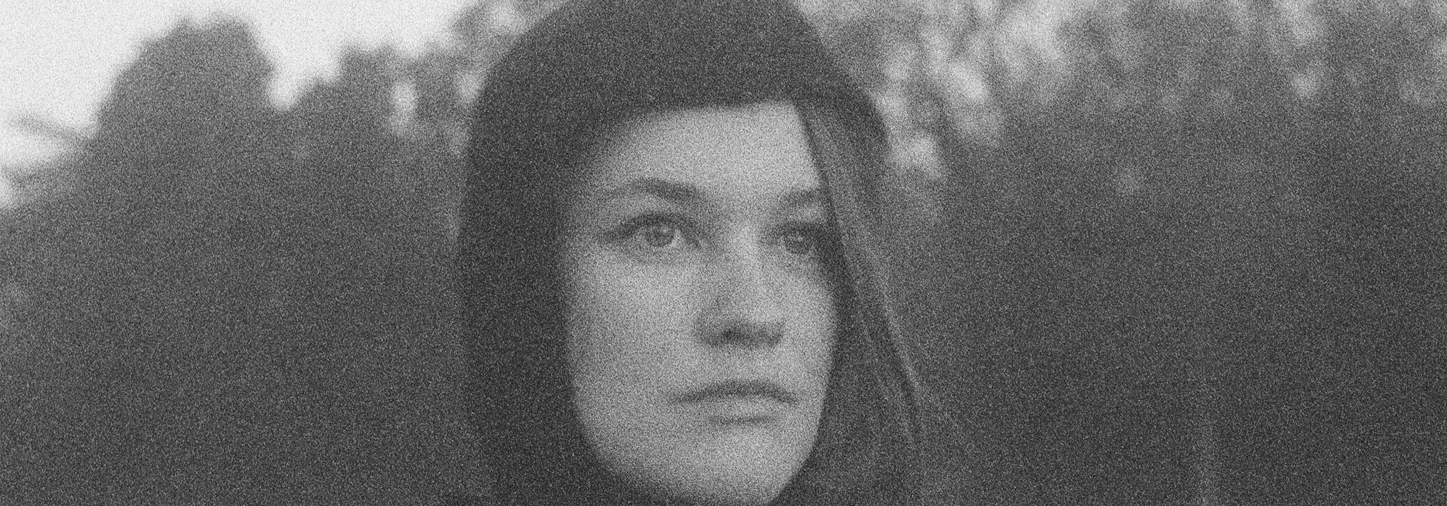 Afbeelding van de voorstelling: Drie personen staat buiten om een grasveld voor een boom, poseren voor de foto en kijken neutraal de lens in