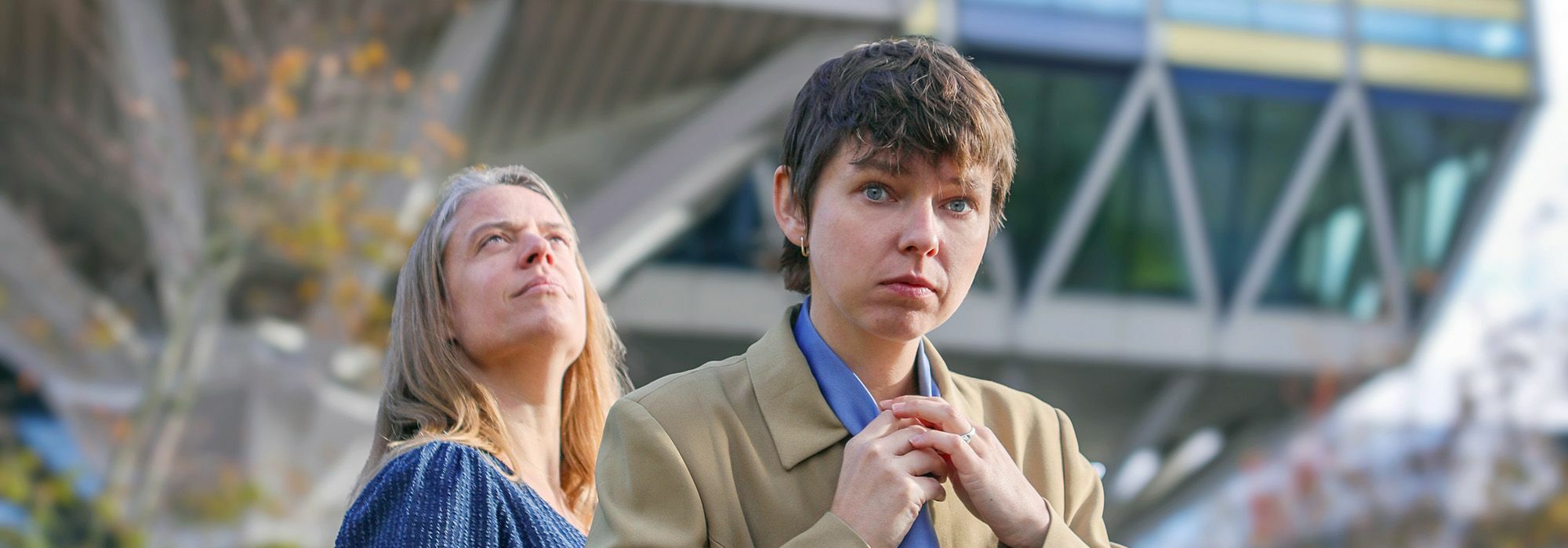 Afbeelding van de voorstelling: Drie vrouwen staan buiten en kijken met een stoere blik de lens in.