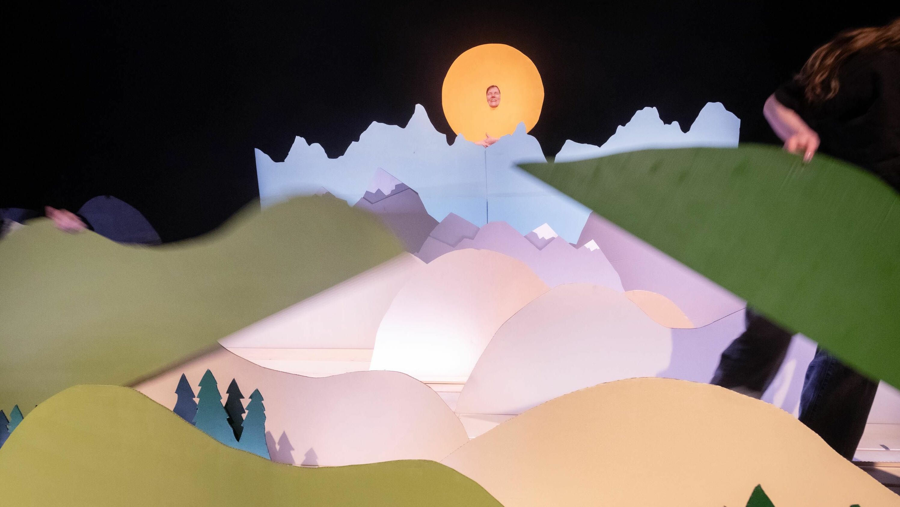 scenefoto er rent een berg voorbij