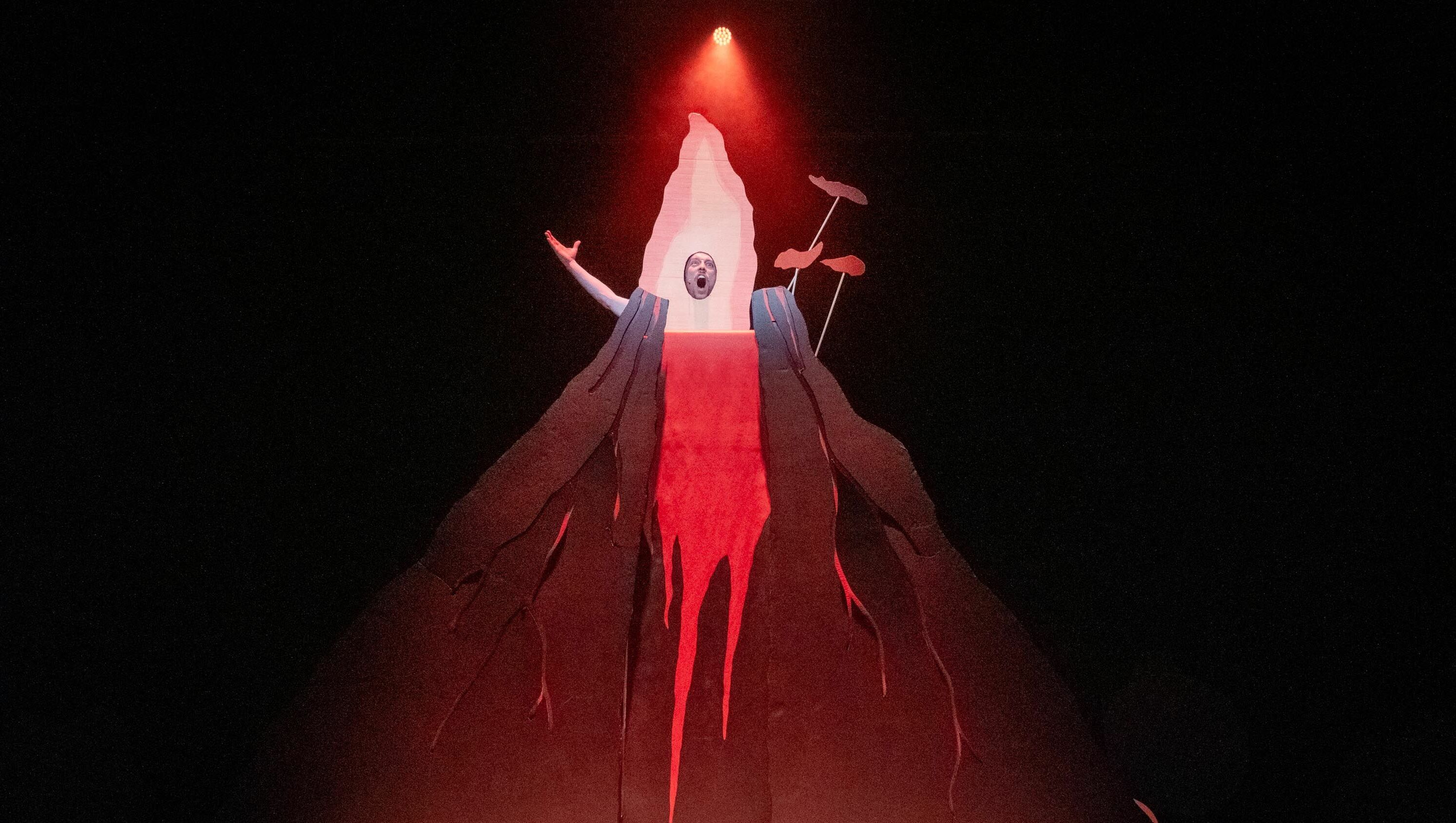 scenefoto er rent een berg voorbij