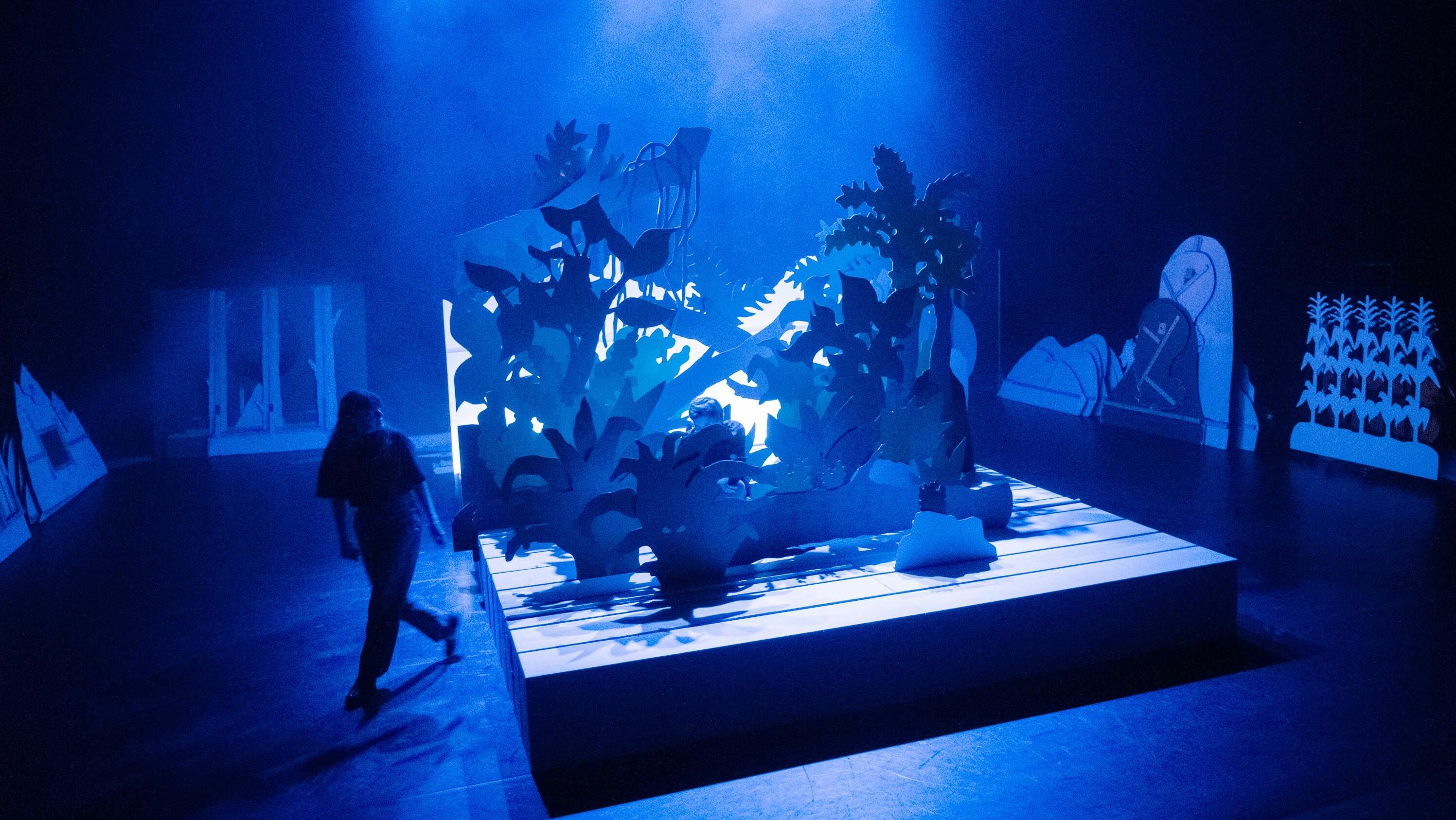 scenefoto er rent een berg voorbij