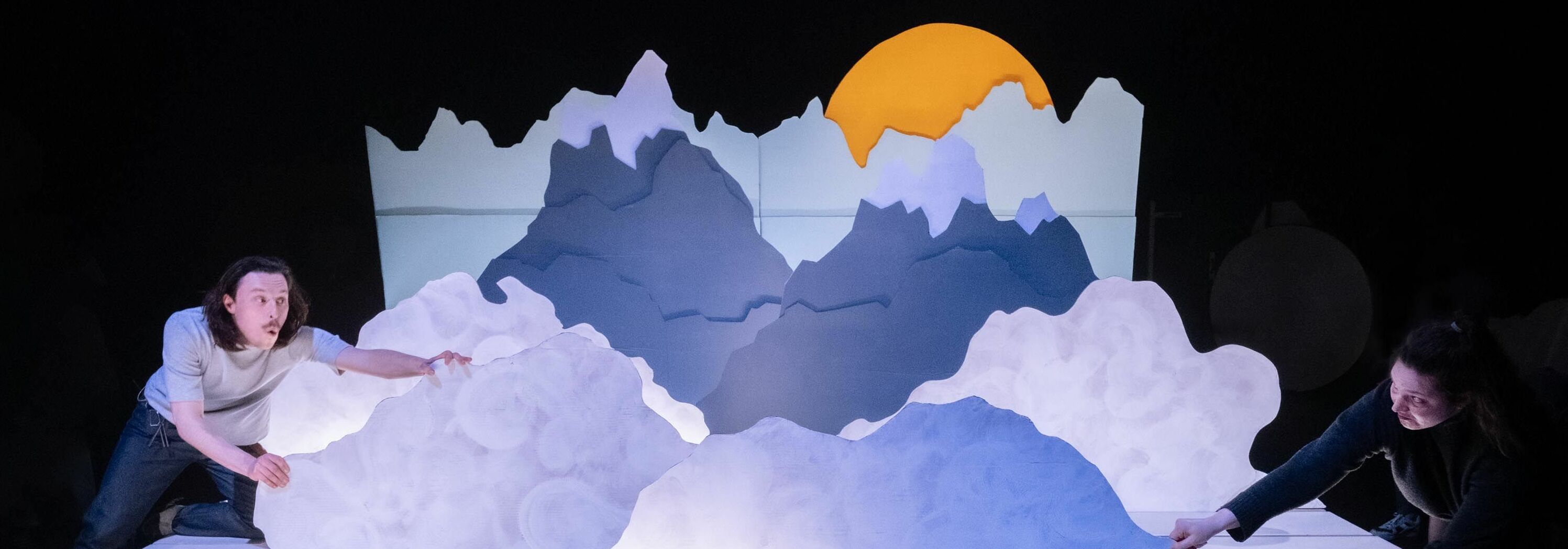 Scenefotot Er rent een berg voorbij